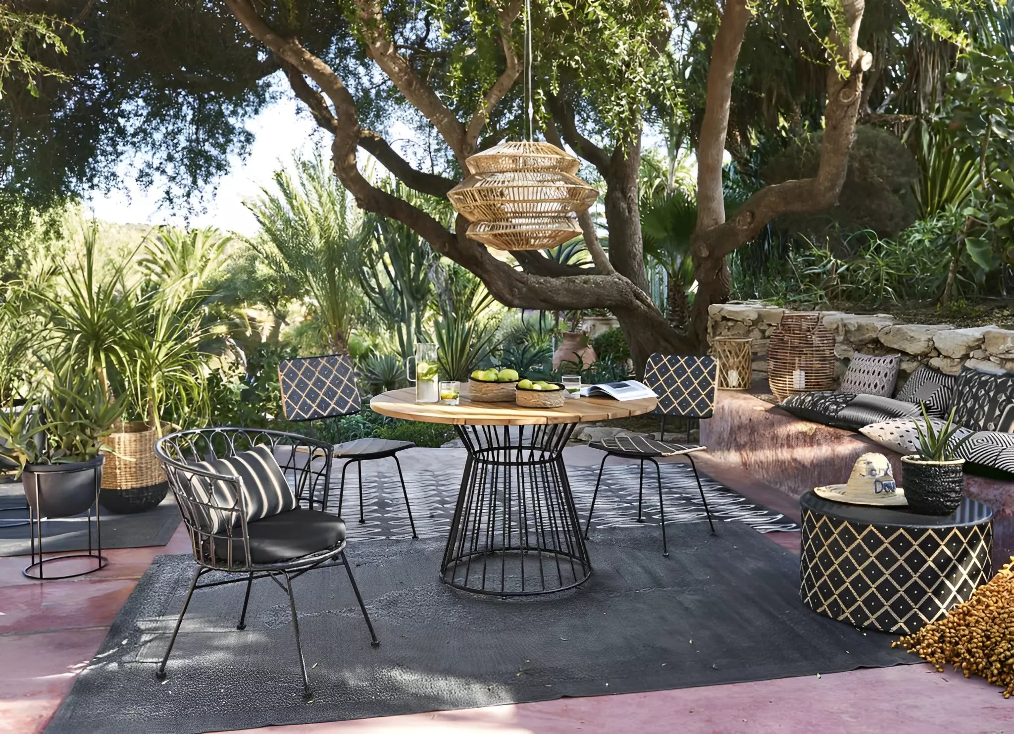 Quelle Table de Jardin Choisir pour un Espace Fleuri et Harmonieux ?