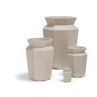 Quatre pots de fleurs Hasu de tailles différentes, sur fond blanc